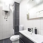2 Bedroom Gorgeous In Апартаменти