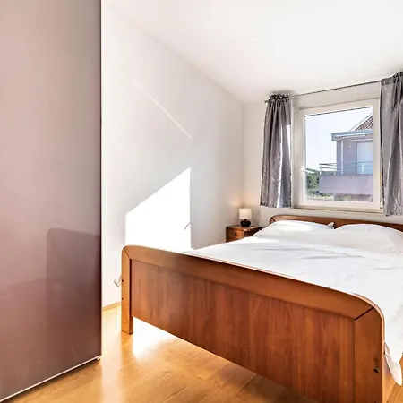 2 Bedroom Gorgeous In Διαμέρισμα *
