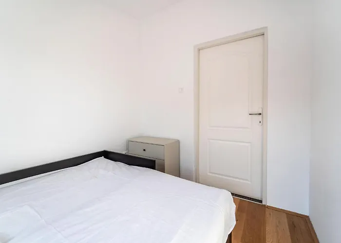 2 Bedroom Gorgeous In Apartamento *